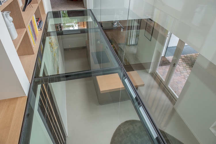 Glazen loopbrug in de vide als overloop