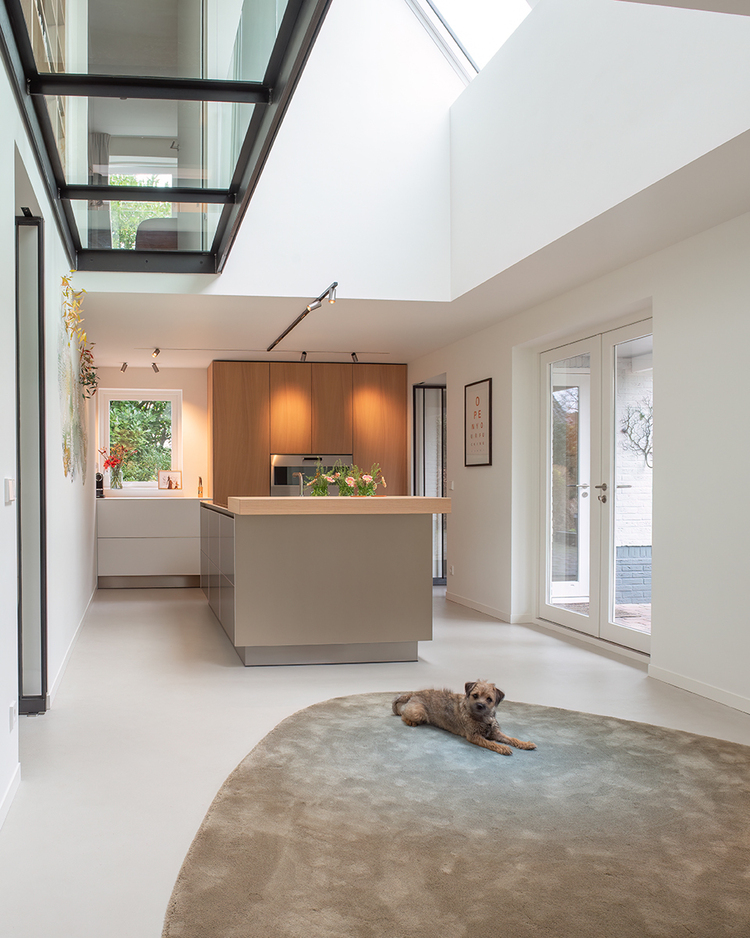 De keuken met extra dubbele openslaande deuren en vide